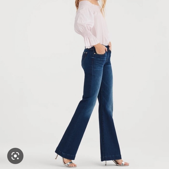 7 For All Mankind Denim - 7 For all Mankind Dojo Flared Jeans. Indigo blue. Size 24